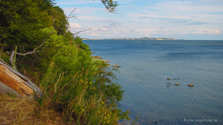 Blick vom Hochufer der Insel Vilm zur Halbinsel Mönchgut
