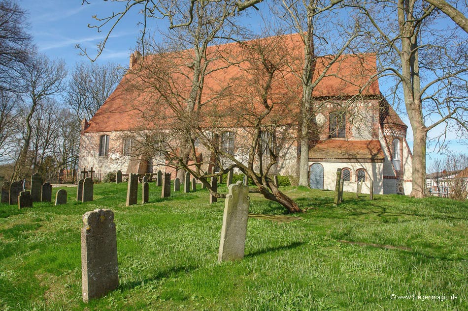 Zahlreiche Grabwangen auf dem Kirchhof
