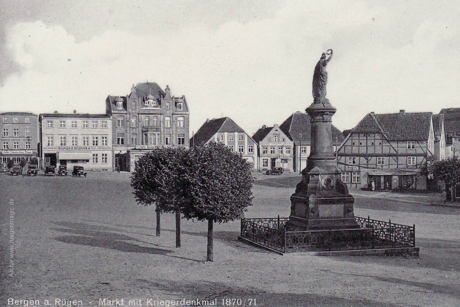 Der Bergener Marktplatz mit dem Denkmal
		 vom deutsch französischen Krieg 1870/71