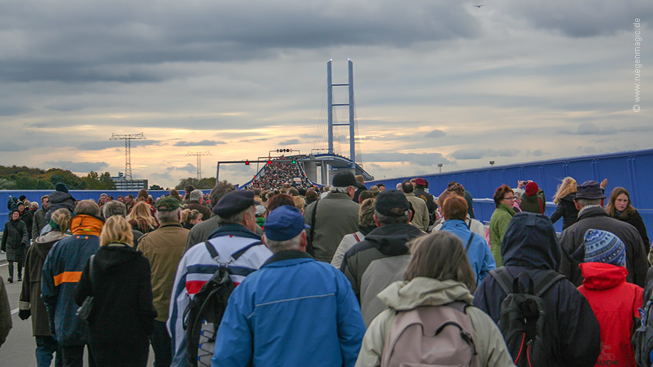 Menschen am 20.10.2007 – dem Einweihungstag der Rügenbrücke