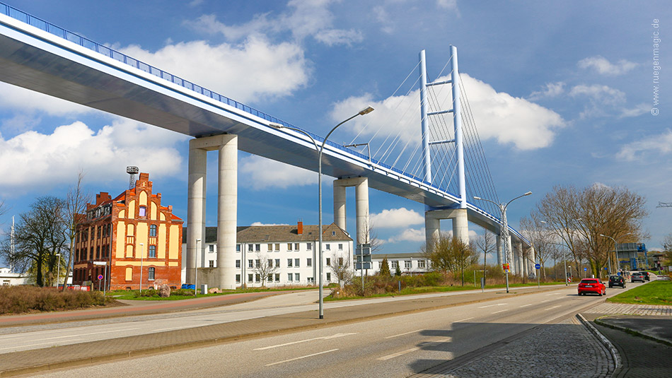 Rügenbrücke vom Bahnhof am Rügendamm gesehen