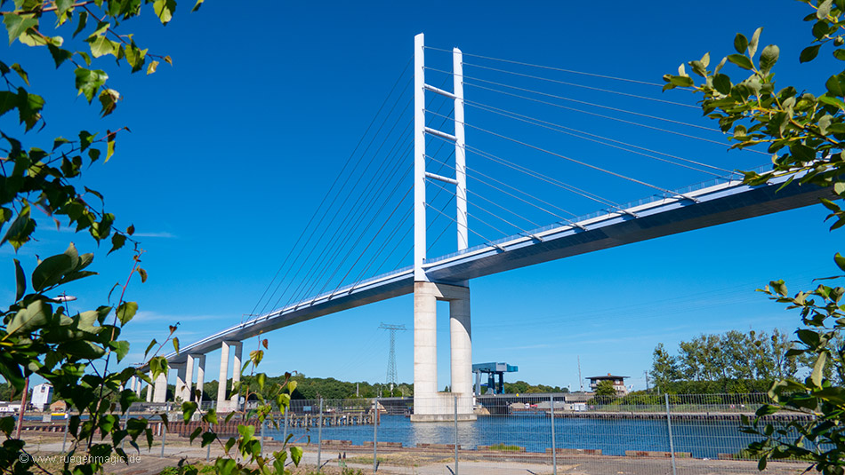Auf der Rügenbrücke überqueren Sie die Meerenge Strelasund