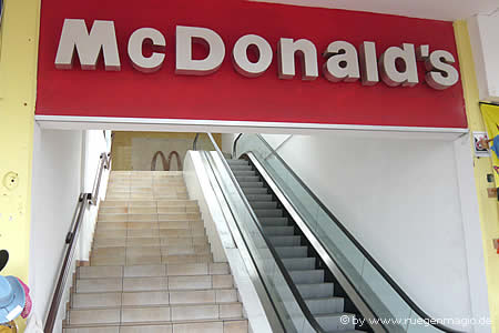 Fast-Food-Tempel mit Rolltreppe