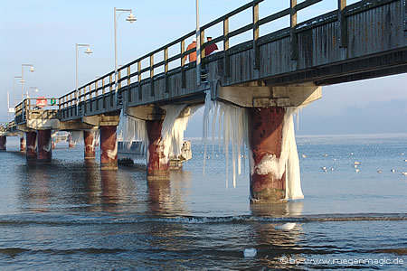 Vereiste Seebrücke im Ostseebad Göhren
