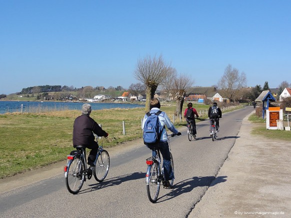 Radfahrer am 22.März 2012 in Alt Reddevitz auf der Insel Rügen