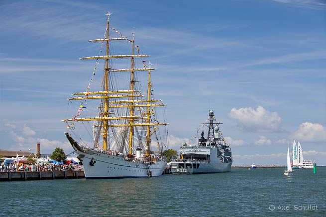 Die "Gorch Fock" und die Fregatte "Karlsruhe" auf der Hanse Sail 2013.