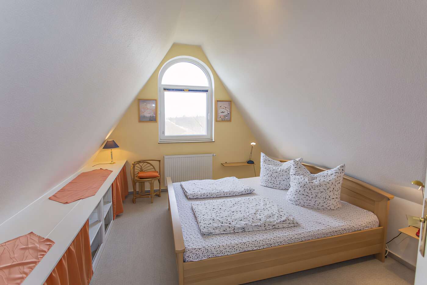 Das 1.Schlafzimmer mit einem Doppelbett