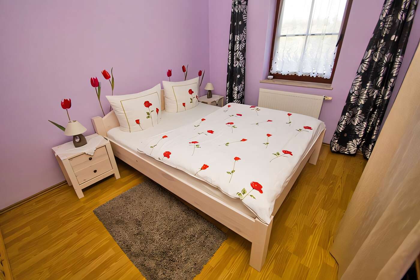 Das separate Schlafzimmer mit einem Doppelbett