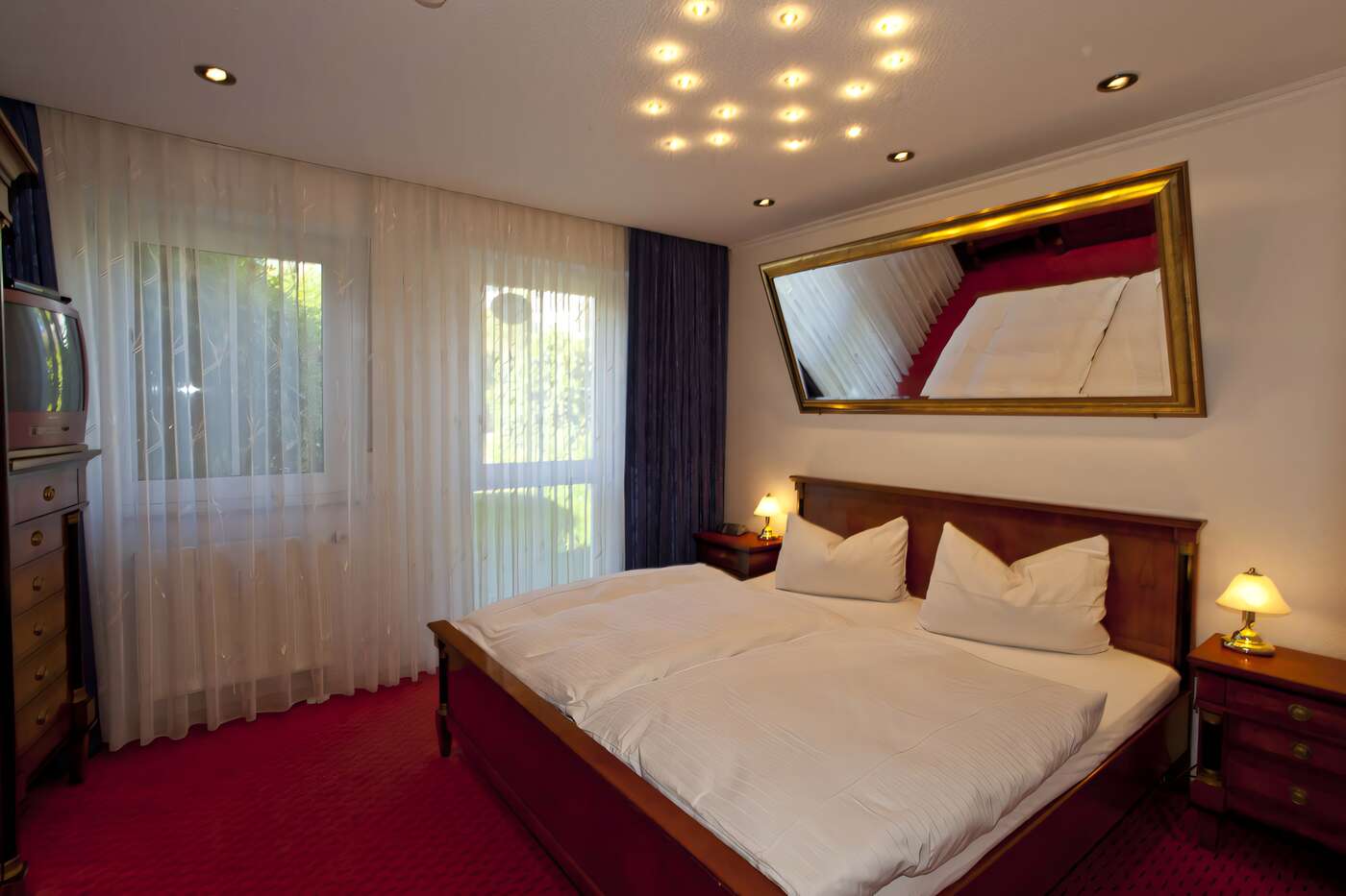 Das Schlafzimmer mit Sternenhimmel und Doppelbett