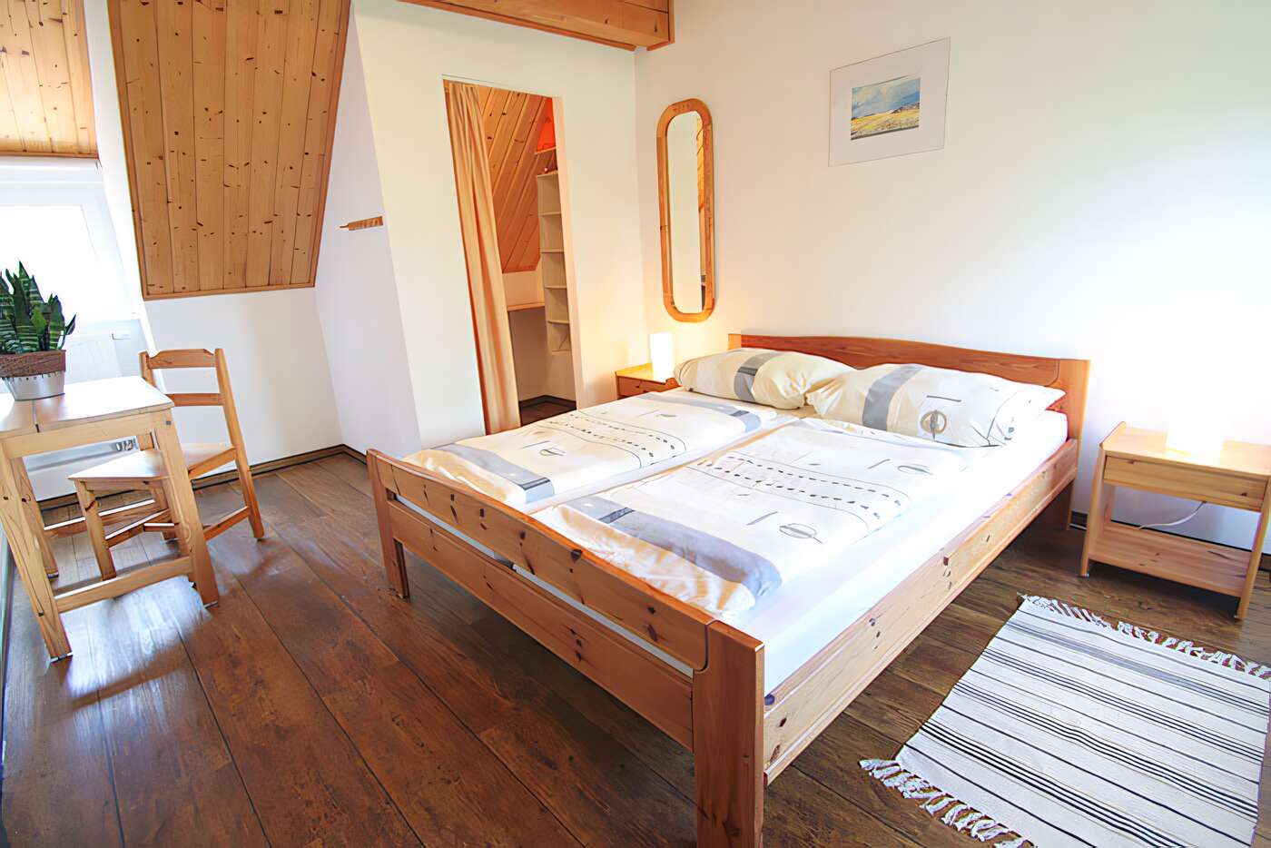 Ein Schlafzimmer mit Doppelbett