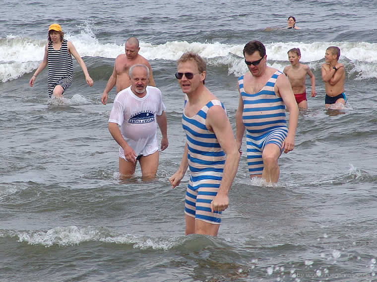 Anbaden im historischen Badeanzug in der Ostsee