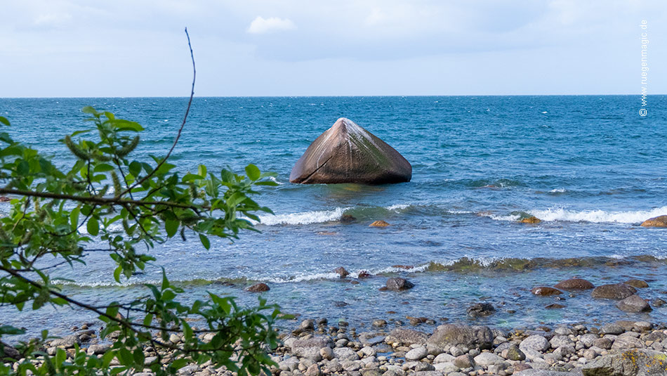 Blick auf den Schwanenstein vom Lohmer Strand aus 