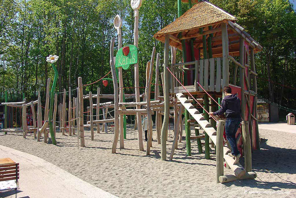 Für Kinder optimal: der Holzspielplatz