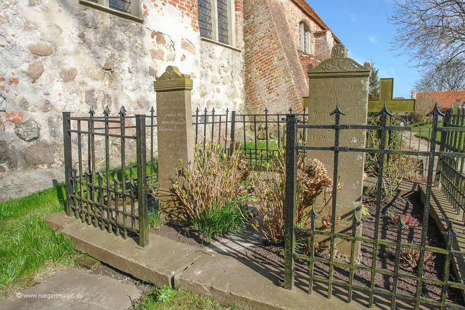 Grabstätten auf dem Innenhof vor der Kirche