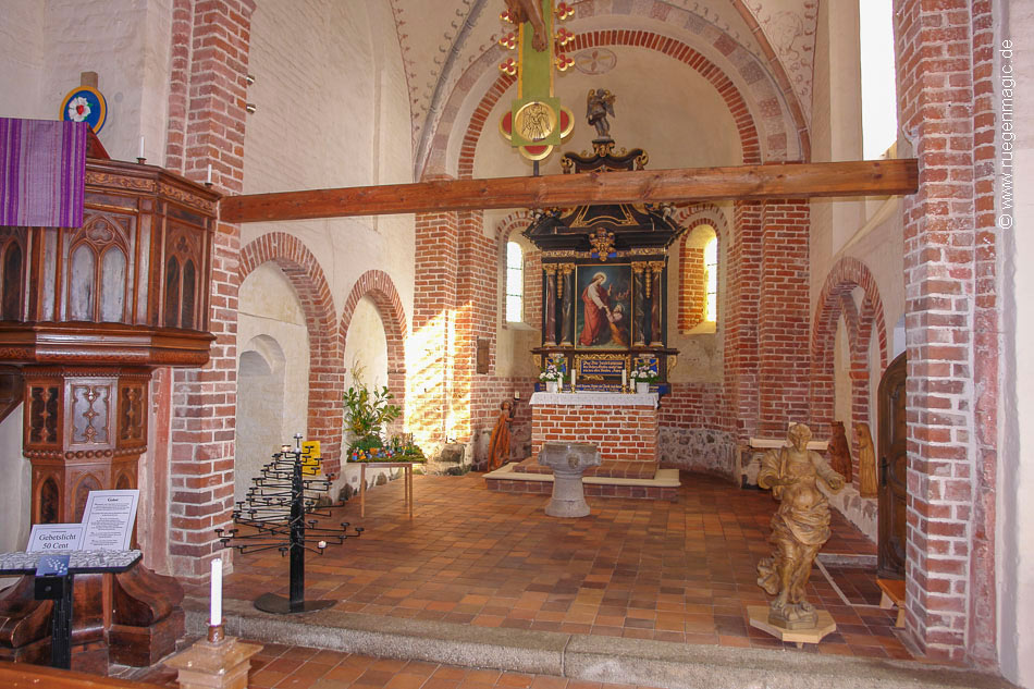 Apsis mit Altar und gotischem Triumphkreuz (14. Jh.)