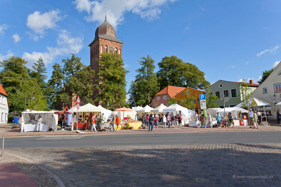 Marktplatz vor der Kirche von Gingst auf Rügen