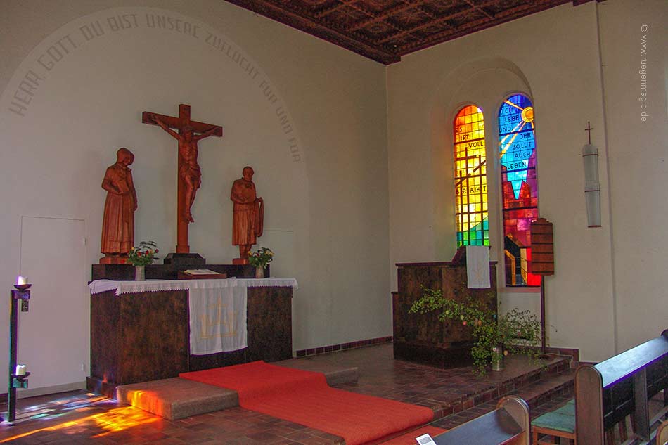 Altar und Kreuzigungsgruppe mit Maria und Johannes in Mönchguter Tracht