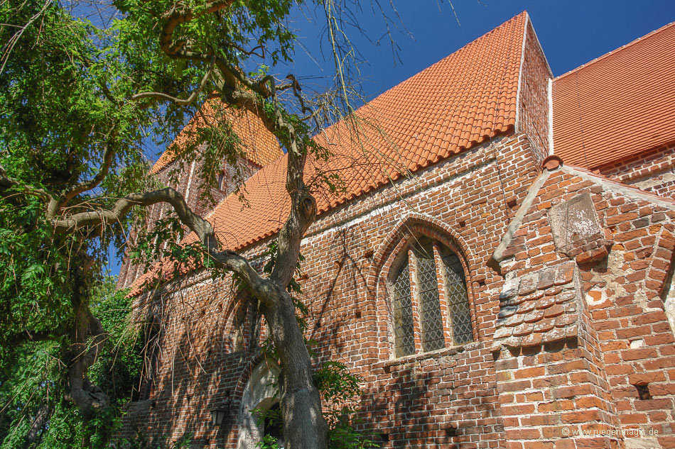 Seitenansicht der Sankt-Andreas-Kirche
