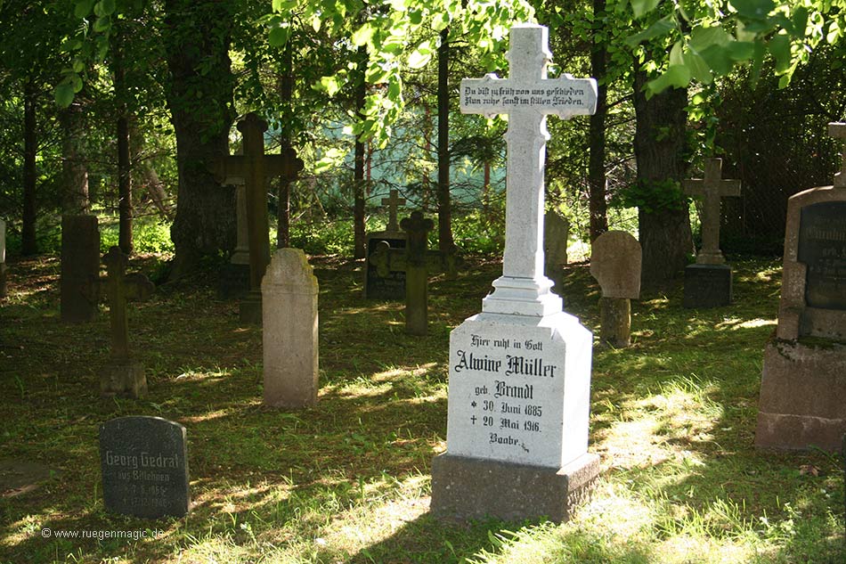 Eines der Grabkreuze auf dem Kirchfriedhof