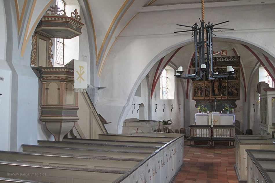 Kanzel und Altar der Kirche in Middelhagen 