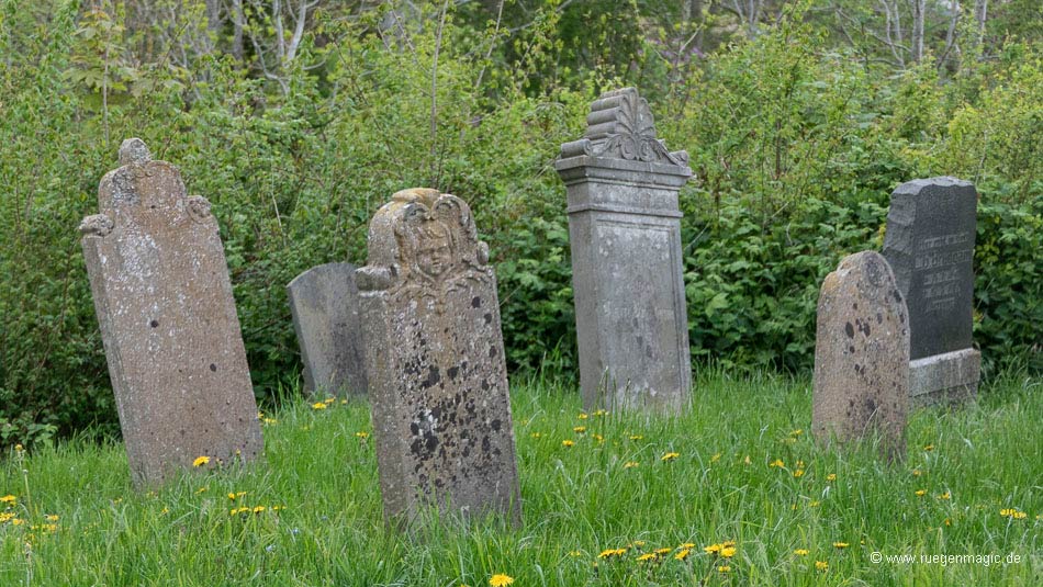 Grabwangen auf dem Friedhof
