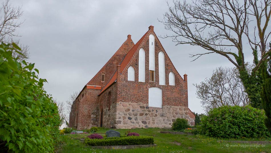 Kirche vom Friedhof aus gesehen
