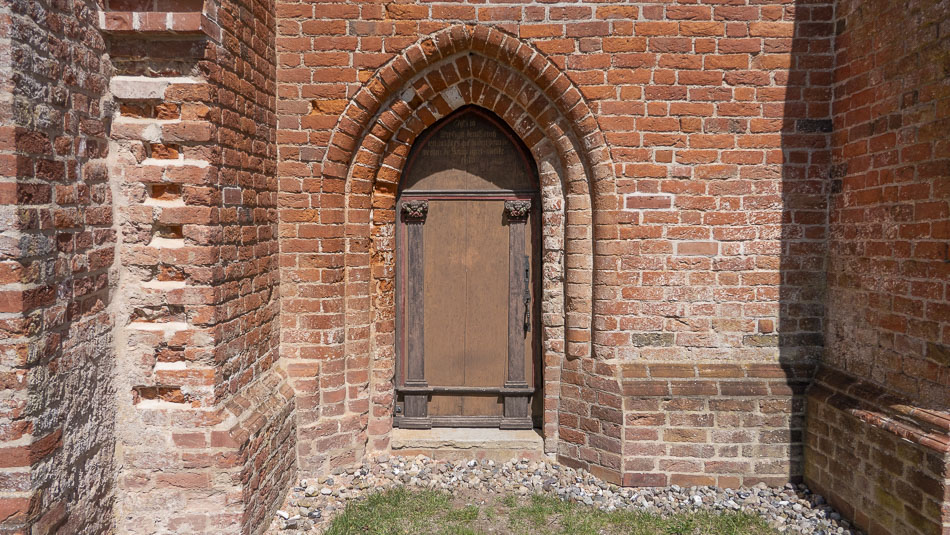 Eine der Kirchentüren