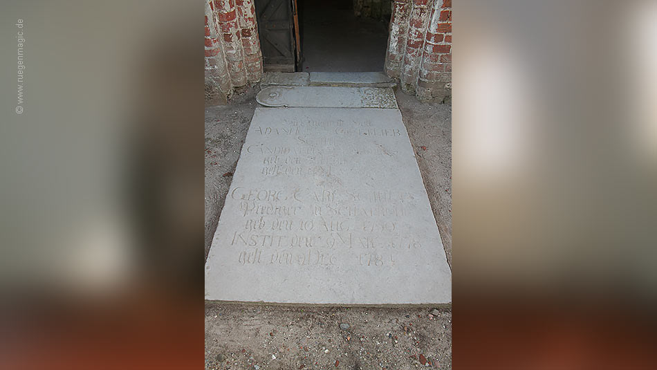Grabplatte im Eingangsbereich