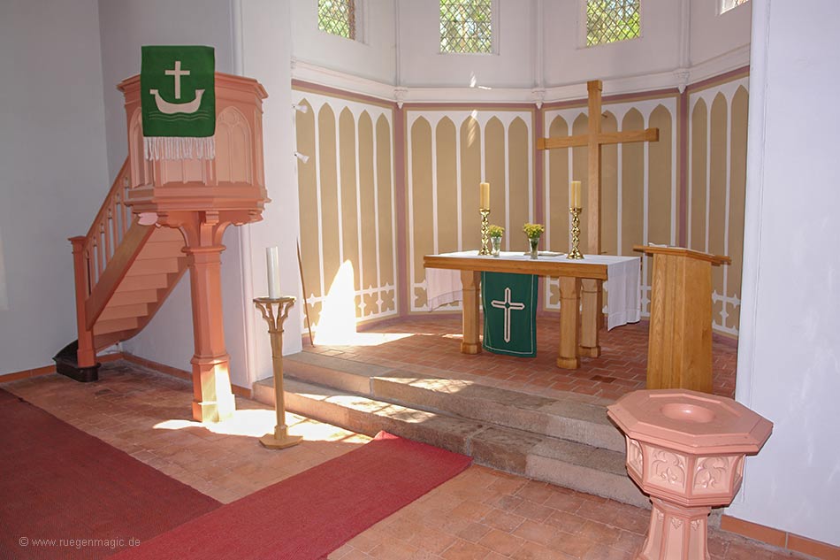 Kanzel und Altar der Dorfkirche Sehlen