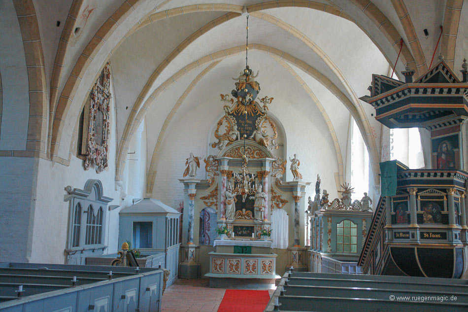 Kanzel und Altar der Kirche