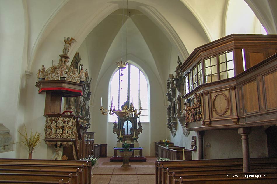 Kirchenschiff mit Blick auf den Altar