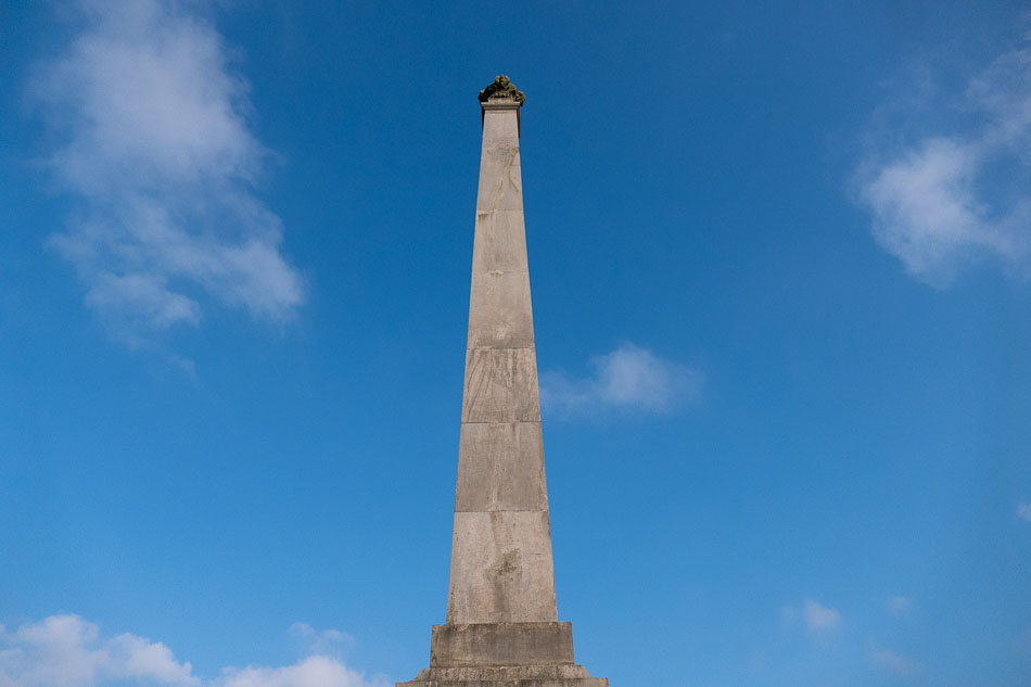 Säule des Obelisken mit Fürstenkrone