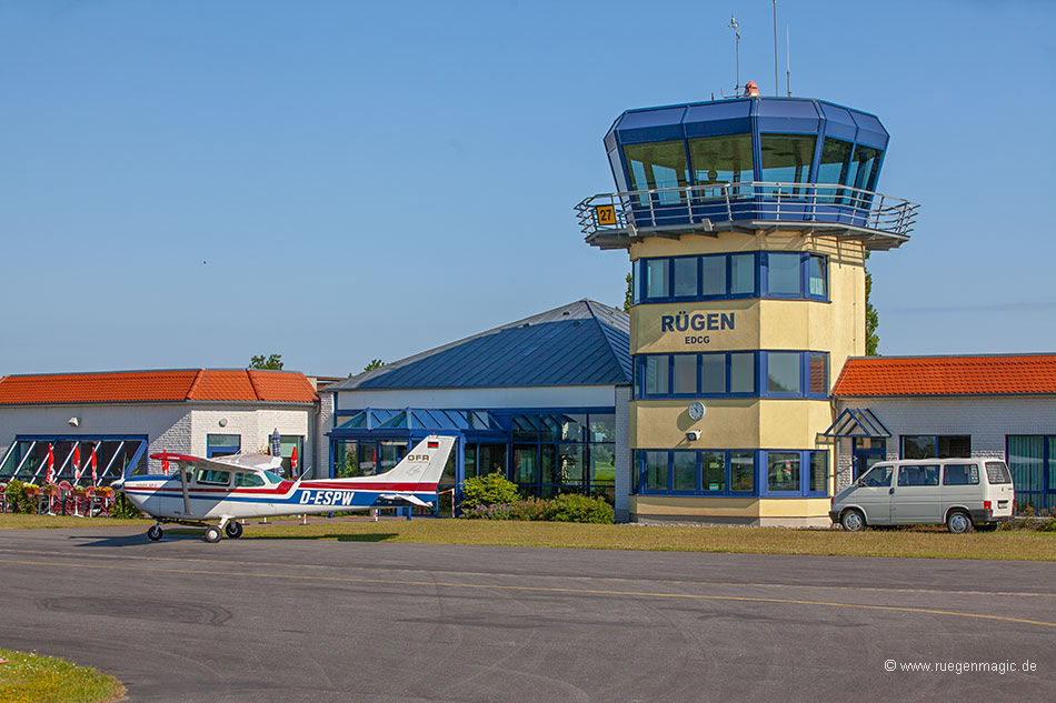 Tower auf dem Flugplatz Güttin