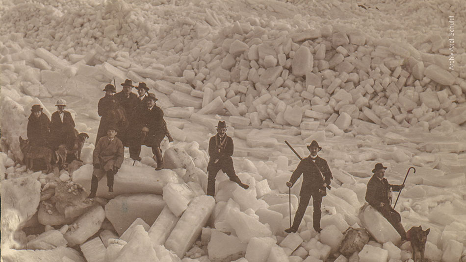 Ausflugsfoto auf den Eisschollen vor Vilm 1928/29