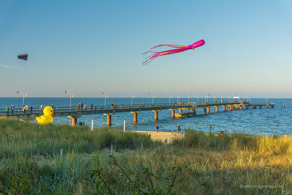 Drachen steigen lassen mit Kindern auf der Insel Rügen