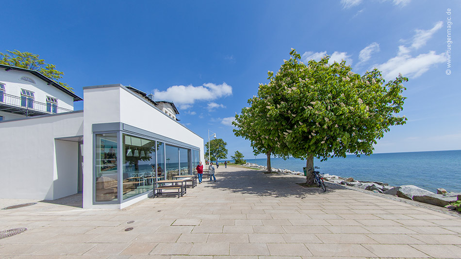 Cafe an der Uferpromenade von Sassnitz