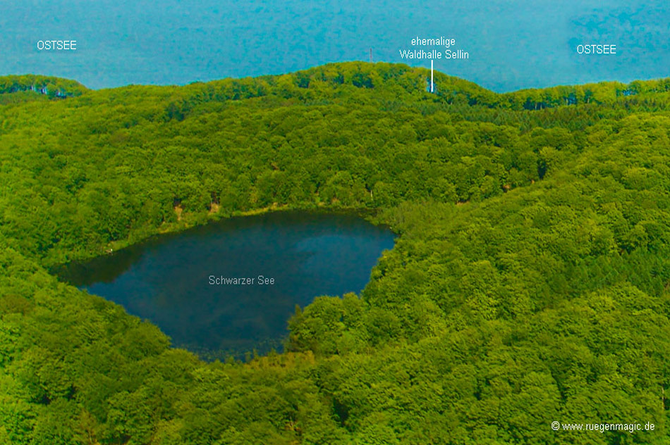 Luftaufnahme des Schwarzen Sees in der Granitz