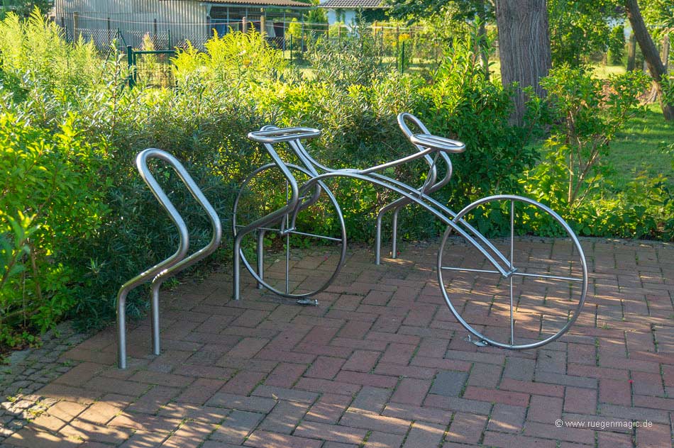 moderner Fahrradständer im Park