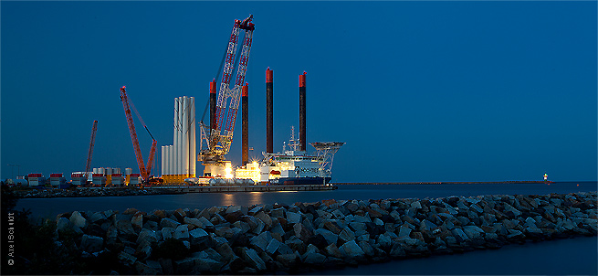Installationsschiff Vidar im Hafen Mukran