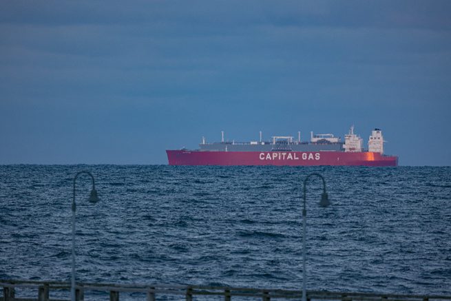 Diese Aufnahme zeigt das Umpumpen von Erdgas auf den unter spanischer Flagge fahrenden Erdgastanker Seapeak-Hispania. 