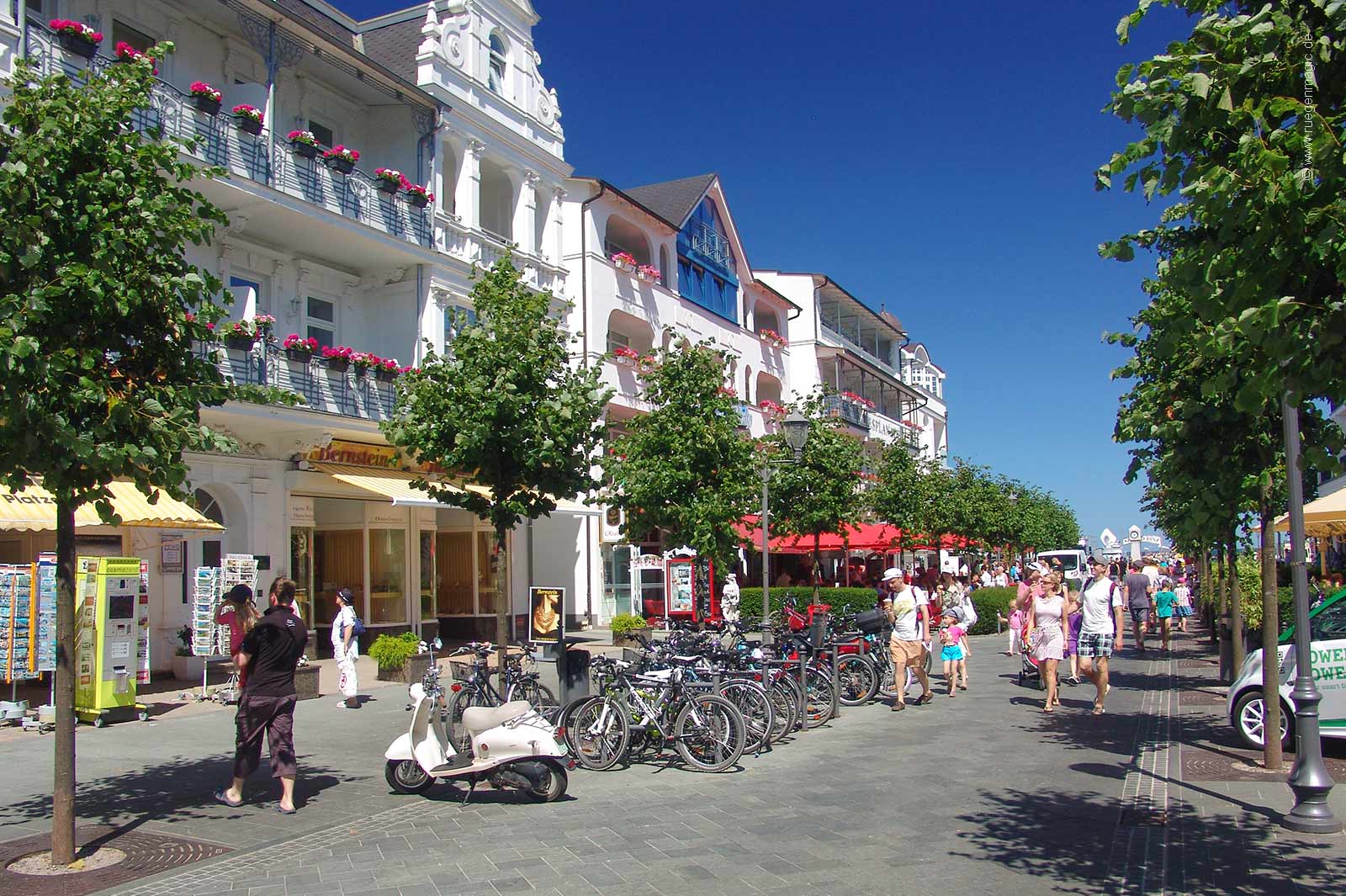 Die Binzer Hauptstraße im Sommer