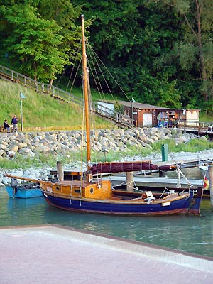 Altes Segelboot im Hafen von Lohme