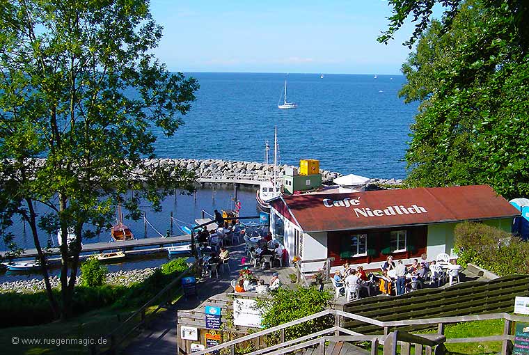 Cafe "Niedlich" oberhalb des Hafen Lohme