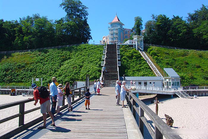 Aufzug und Treppe zur Seebrücke Sellin