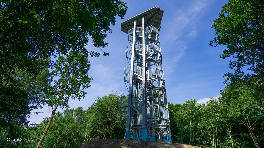 Der 2018 aus verzinkter Stahl errichtete Grümbke-Turm