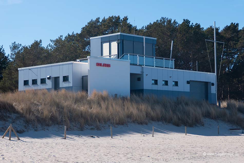 Moderner Rettungsturm am Ostseestrand
