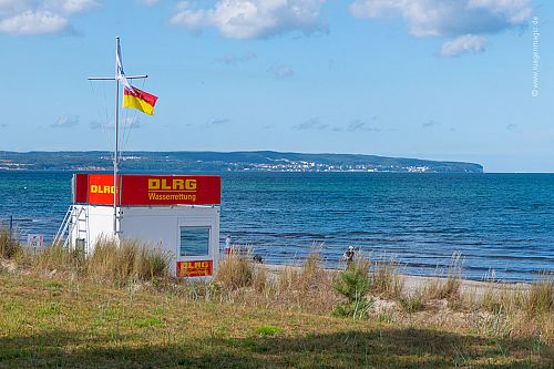 DLRG-Rettungsturm am Ostseestrand des Ostseebades Thiessow