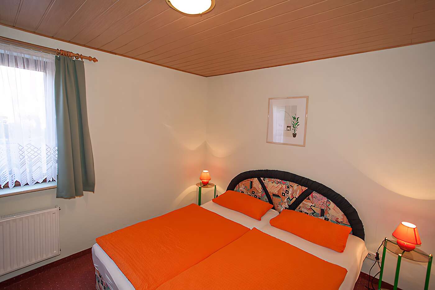 Das Schlafzimmer mit Doppelbett im Erdgeschoss
