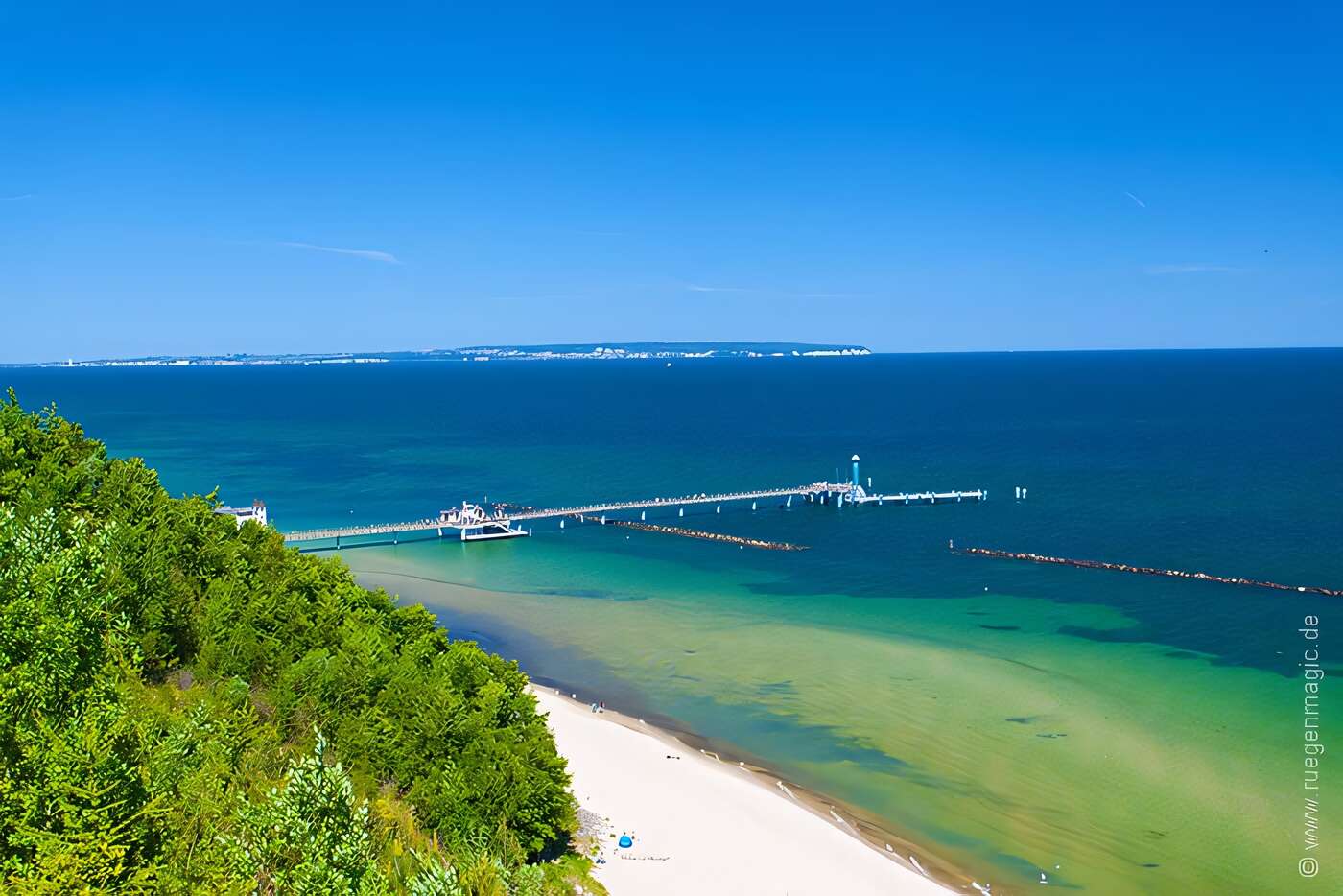Ostseestrand mit der Selliner Seebrücke
