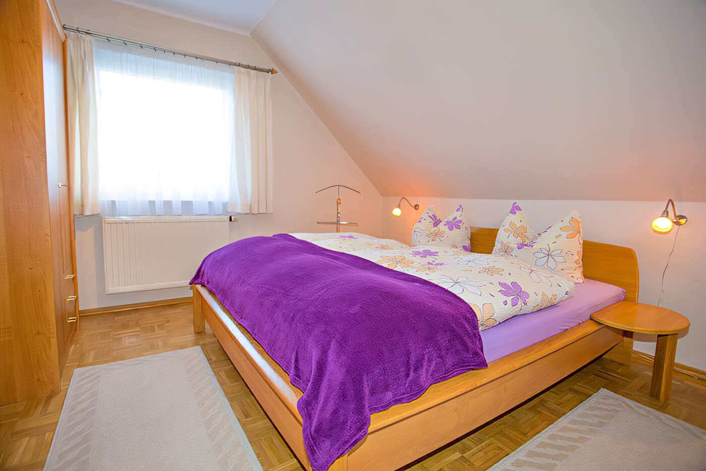 das separate Schlafzimmer der Ferienwohnung mit Doppelbett